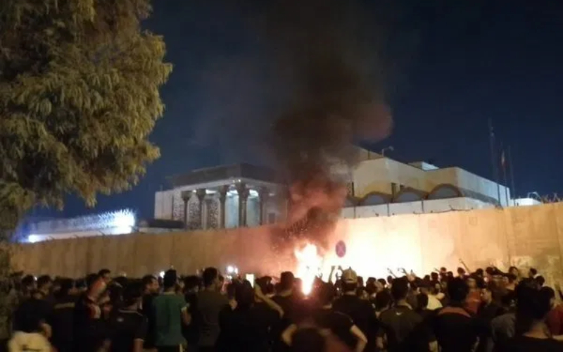Iraqi People Burn Iranian Consulate in Karbala