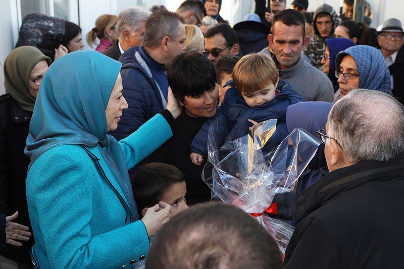 On the eve of the New Year, Maryam Rajavi visited some of the residents of Manzë and Durrës in regions afflicted by the earthquake and expressed her sympathies