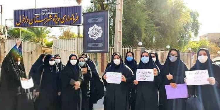 Iran: Dezful preschool teachers gather in front of the special governorate and protests
