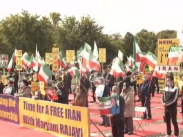 In tandem with the Iranian opposition online conference against practicing the death penalty in Iran, members of the Iranian community in Germany held a gathering in Brandenburg Gate to show their support for the NCRI.