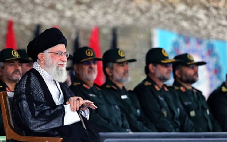 Iranian authorities insist on the existence of the Revolutionary Guards while the country has no further capacity for funding a surplus army amid economic and coronavirus crises