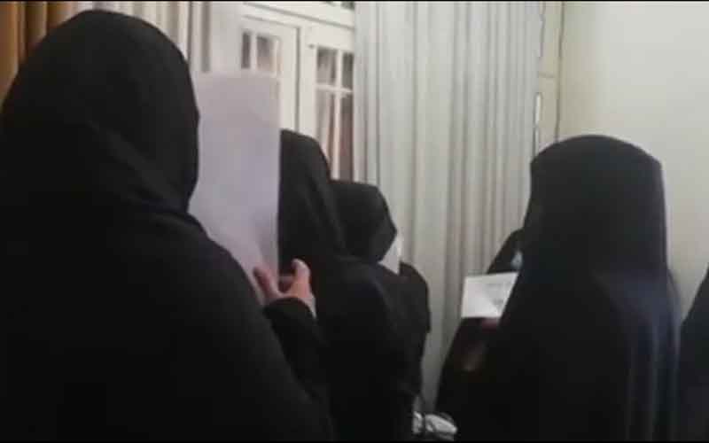 Sit-in of Municipality Staff—Iranians continue protests on March 1