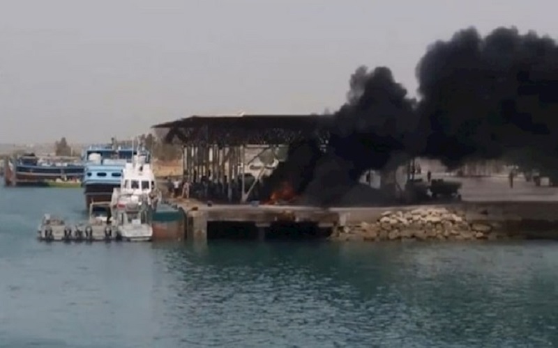 Angry Iranian people in revenge over the regime’s brutality burnt the boats of the regime’s forces on the Kuhestak port.