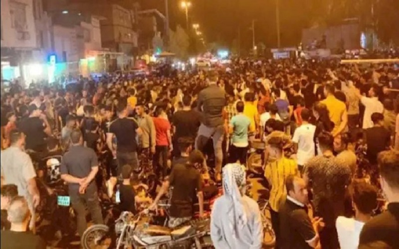 A glimpse of the water crisis in Iran’s Khuzestan province. Angry and thirsty people protest and blocked roads.