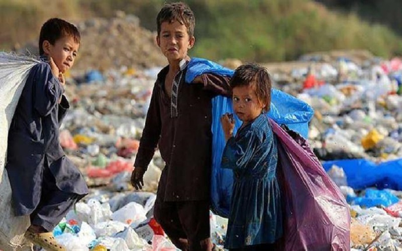 Garbage collecting children in Iran