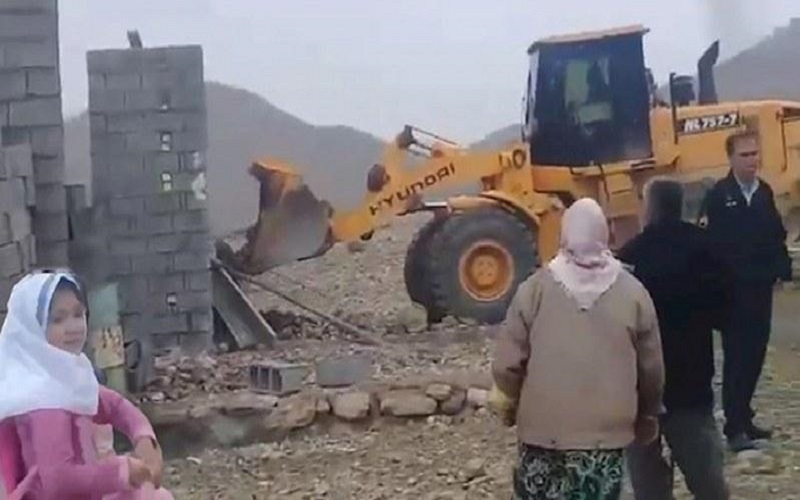 The Iranian regime’s agents destroy the primitive shelters of poor people.