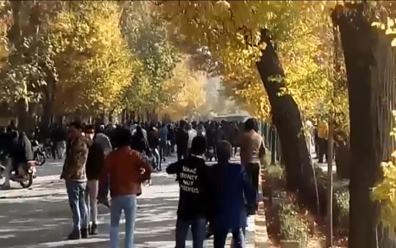 Protesters in Isfahan clashed with the Iran regime’s security forces and the regime responded to the people’s demands with tear gas and pellet guns at the city's Ferdowsi Bridge.