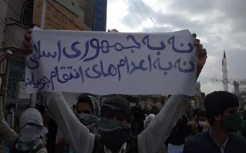 Zahedan a young man holding a banner saying: “No to the Islamic Republic, No to revenge executions.”