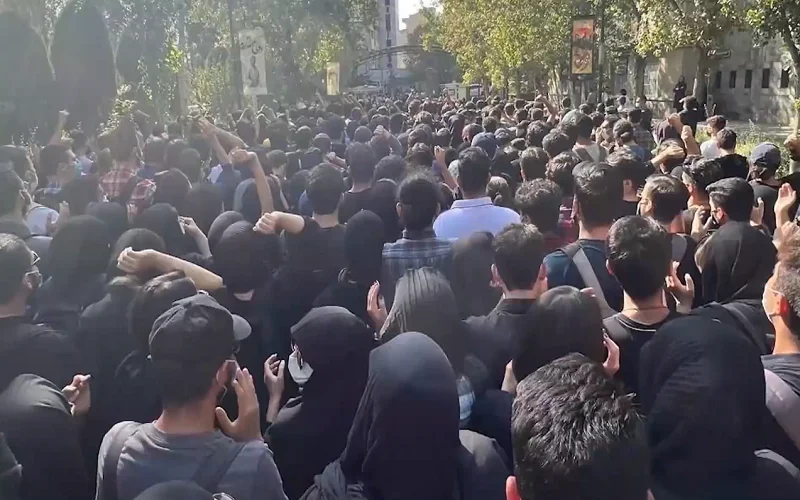 For the second day, merchants, students, and other strata continued the nationwide strike and protest. Students also slammed regime officials.