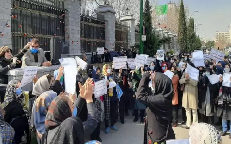 Iranians are protesting persistently, demanding democratic change.